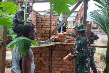 Satgas TNI bantu warga di perbatasan RI-Papua Nugini buat MCK
