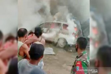 Kebakaran di Kapuas menghanguskan empat mobil dan satu rumah