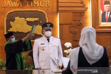 Khofifah lantik Whisnu Sakti sebagai Wali Kota Surabaya