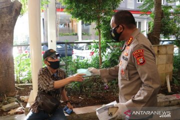 Polda Metro dan wartawan bagikan masker di Blok M