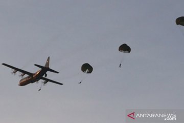 Sebanyak 104 personel Batalion Komando Paskhas latihan terjun payung
