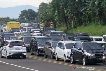 Kepadatan kendaraan jalur Puncak jelang libur Imlek