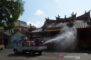 Penyemprotan disinfektan tempat ibadah jelang Imlek