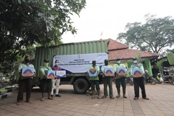 PIKA-PI Group salurkan paket sembako bagi petugas TPU Pondok Ranggon