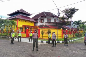 Polres Jember sosialisasikan PPKM mikro saat patroli pengamanan Imlek