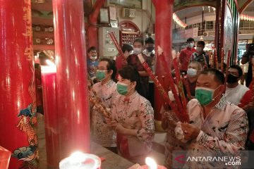 Wali Kota Singkawang lakukan ibadah Imlek di Vihara TDBR