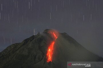 Gunung Sinabung muntahkan lava