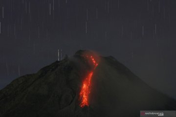 Gunung Sinabung luncurkan guguran lava pijar sejauh dua kilometer