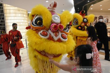 Barongsai hibur pengunjung pusat perbelanjaan