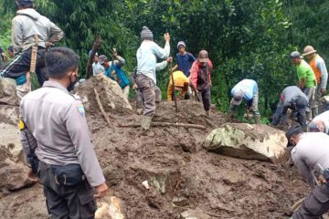 Jalan menuju wisata Lembah Panyaweuyan Majalengka tertutup longsor