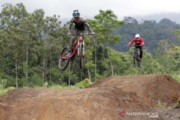 Aksi pesepeda gunung di Gumarang Bike Park Telunjuk Raung