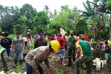 Satgas Yonif MR 413 bantu bangun asrama pondok pesantren di perbatasan