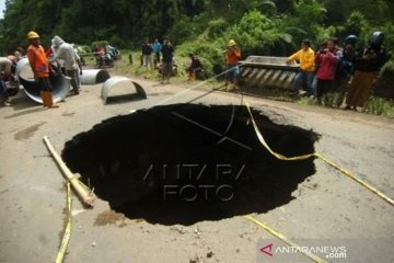 Lubang Besar Di Jalan Provinsi Penghubung Brebes Dan Tegal