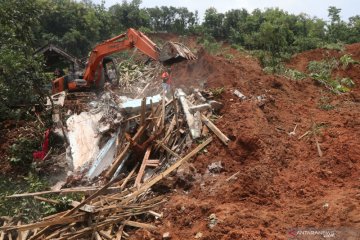 Pencarian korban bencana tanah longsor di Nganjuk