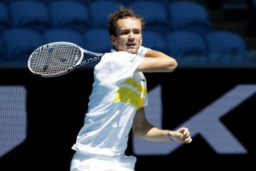 Medvedev melaju ke perempat final Australian Open perdana