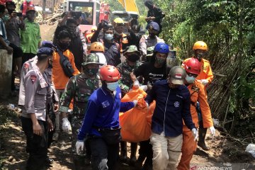 Petugas evakuasi tiga korban jiwa longsor Nganjuk