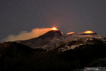 Gunung Etna keluarkan lava panas