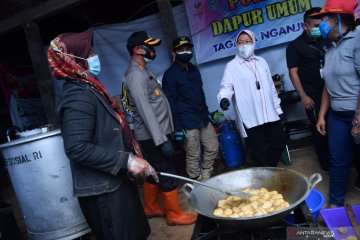 Mensos kunjungi pengungsi longsor di Nganjuk