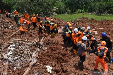 Pencarian korban longsor di Nganjuk