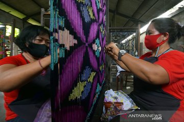 Gubernur Bali minta ASN gunakan tenun endek untuk bangkitkan UKM