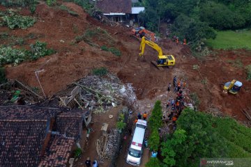 Petugas lanjutkan pencarian korban tanah longsor di Ngetos-Nganjuk