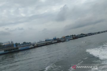 Cuaca buruk, ratusan kapal tambang timah padati Pelabuhan Pangkalbalam