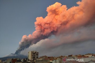 Gunung Etna kembali erupsi semburkan abu vulkanik