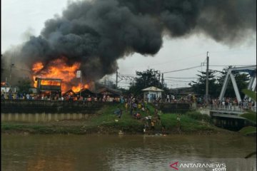 Korsleting meteran listrik diduga sebabkan kebakaran di Kali Anyar