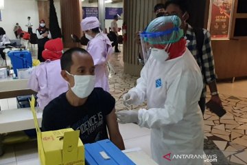 Pedagang antusias, vaksinasi massal di Pasar Tanah Abang lancar