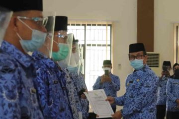 Bupati Cirebon menyerahkan SK pengangkatan 357 PPPK