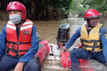 Personel damkar mencari orang hilang di Sungai Ciliwung