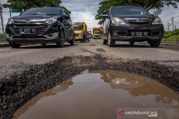 Jalan rusak di jalur Pantura