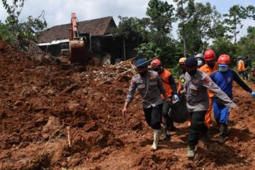 Lima jenazah korban tanah longsor ditemukan