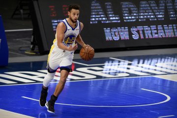 Stephen Curry nyaris sendirian menghela Golden State Warriors