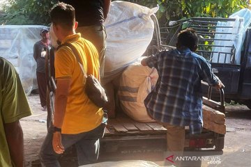 Polresta Jambi amankan 20 bal pakaian bekas impor ilegal