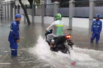 Sejumlah ruas jalan di Jakarta Timur tergenang air hujan