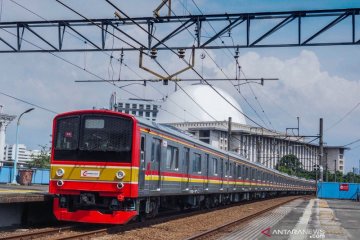 Ada genangan air di rel, KRL melintas hati-hati di Stasiun Tebet