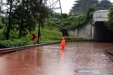 Polda Metro alihkan lalu lintas sejumlah ruas jalan akibat banjir