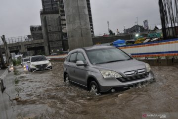 Akses menuju jalan tol Cikampek di Jatibening terendam banjir