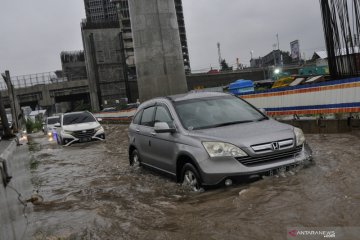 Genangan air akibatkan lalu lintas kendaraan di Tol Japek padat