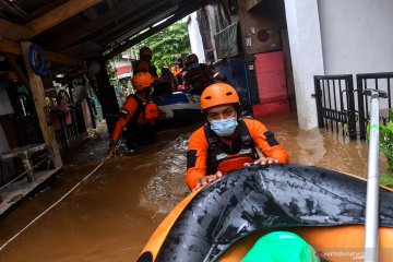 Dua pintu air di Jakarta siaga satu