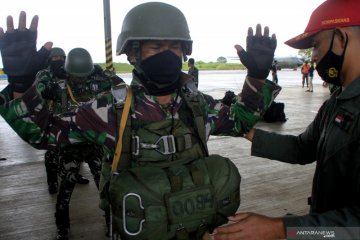 Paskhas TNI AU Lanud El Tari berlatih terjun payung