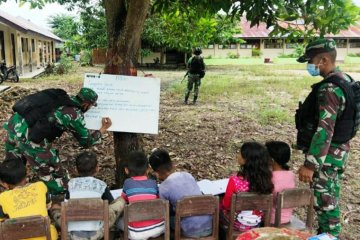 Prajurit TNI beri bimbingan belajar anak-anak di perbatasan RI-PNG