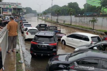 Banjir Jakarta tutup akses kendaraan di Tol TB Simatupang