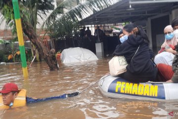 Penghuni indekos di Pondok Jaya X diungsikan akibat banjir 1,5 meter