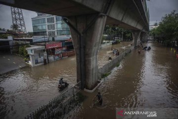 70 petugas SDA Jakpus dikerahkan atasi banjir di Jalan Benhil Raya