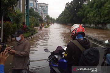 Arus lalu lintas dua ruas jalan di Jakarta Barat dialihkan