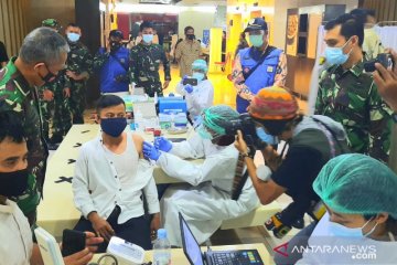 TNI kerahkan 20 penyuntik vaksin COVID-19 pedagang Pasar Tanah Abang