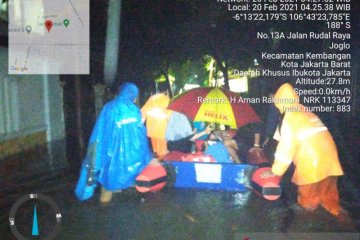 Satpol PP evakuasi warga terjebak banjir di Joglo