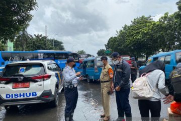 Terminal Kampung Rambutan disergap banjir